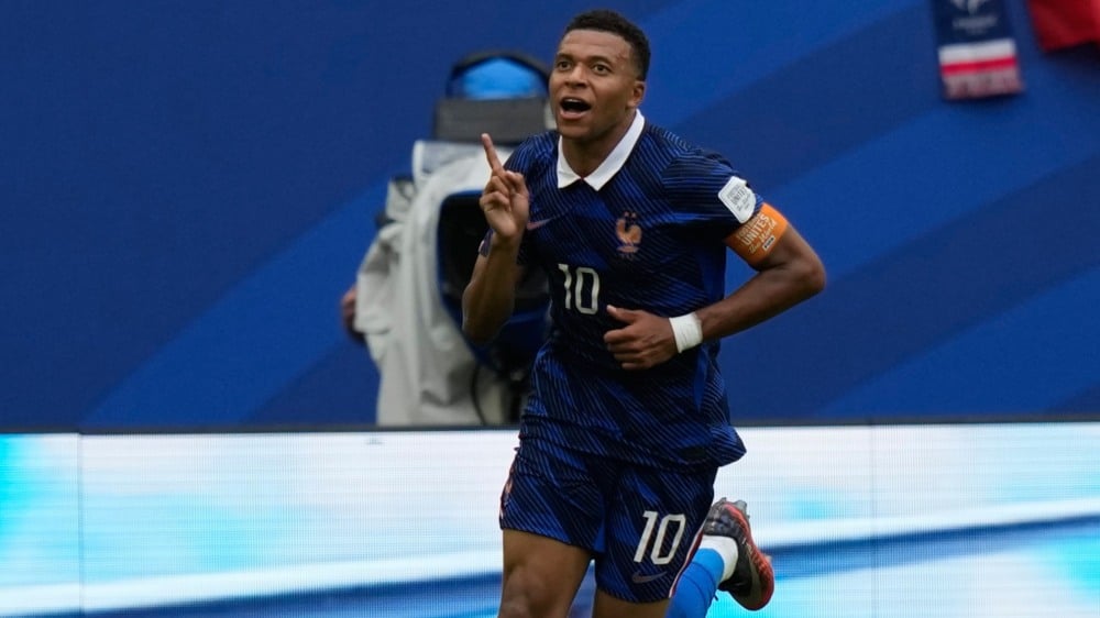 COPA DO MUNDO/FRANÇA X INGLATERRA - ESPORTES Jogadores da Inglaterra comemoram no pódio a conquista do terceiro lugar na Copa do Mundo após vitória por 6 a 4 sobre a França em partida disputada em Miami Gardens, na Flórida, neste sábado, 18 de julho de 2026. Foto: LYNNE SLADKY/ASSOCIATED PRESS/ESTADÃO CONTEÚDO APF20260718135 - 18/07/2026 - 20:49