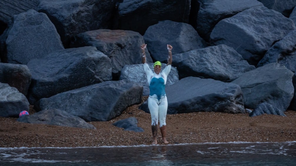 Dover, Inglaterra. 22/07/2026 – A atleta maratonista aquática Ana Marcela Cunha durante a travessia do Canal da Mancha, estreito que separa a costa sul da Inglaterra do norte da França e é considerado um dos maiores desafios da maratona aquática mundial. Foto: Jonne Roriz/COB
