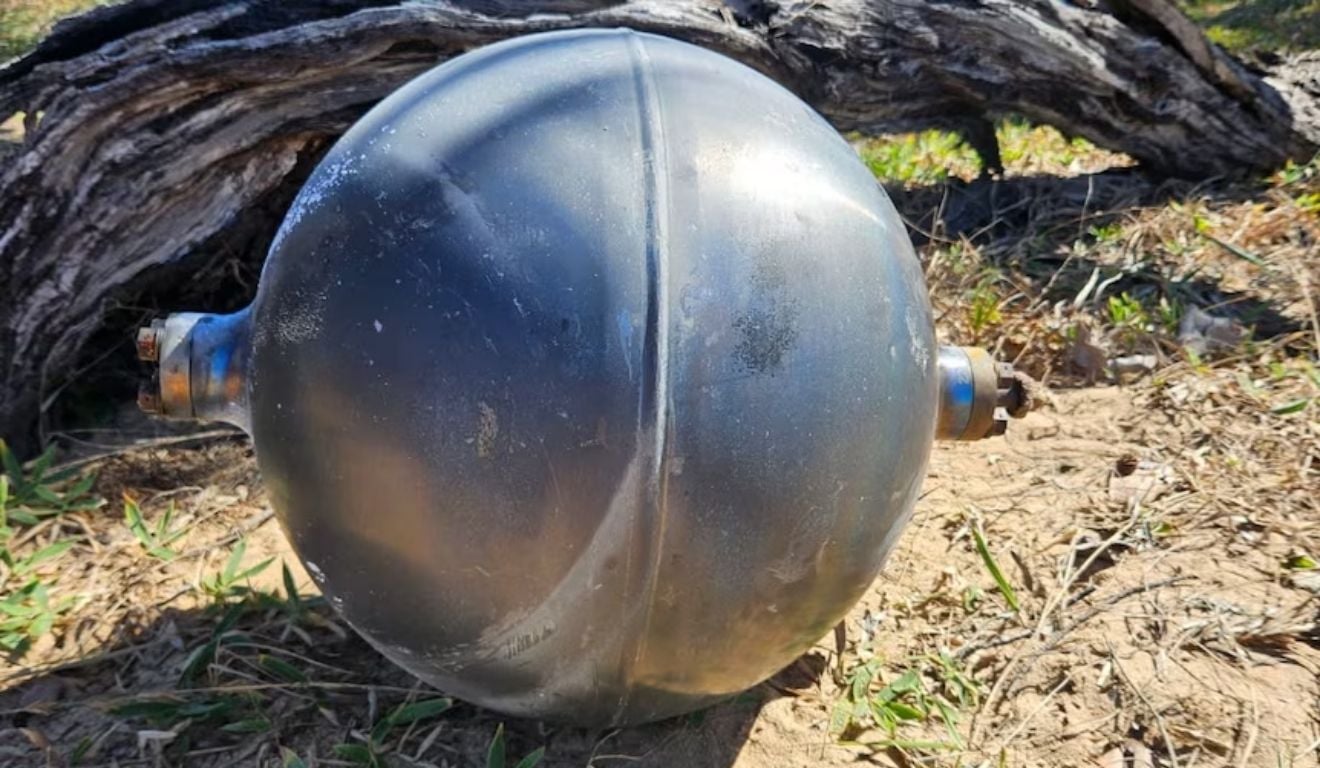 “Bolas espaciais” são encontradas em praias da Austrália; descoberta sobre origem dos objetos surpreende
