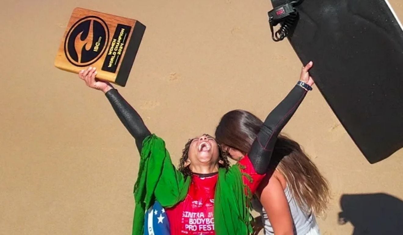 Maira Viana celebrando seu título mundial.