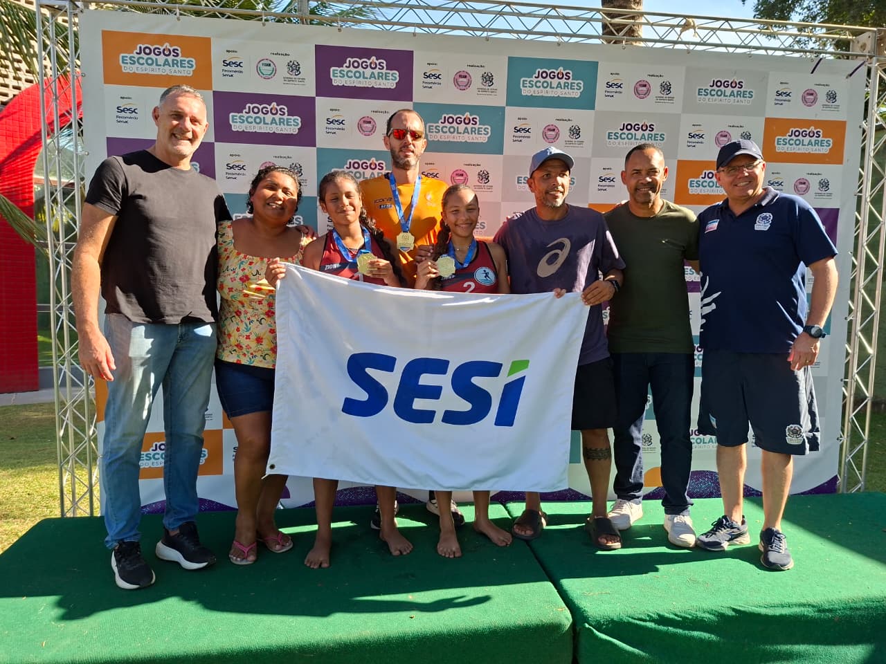 Pódio infantil feminino do vôlei de praia dos Jogos Escolares do Espírito Santo (JEES). Sesc de Guarapri.
