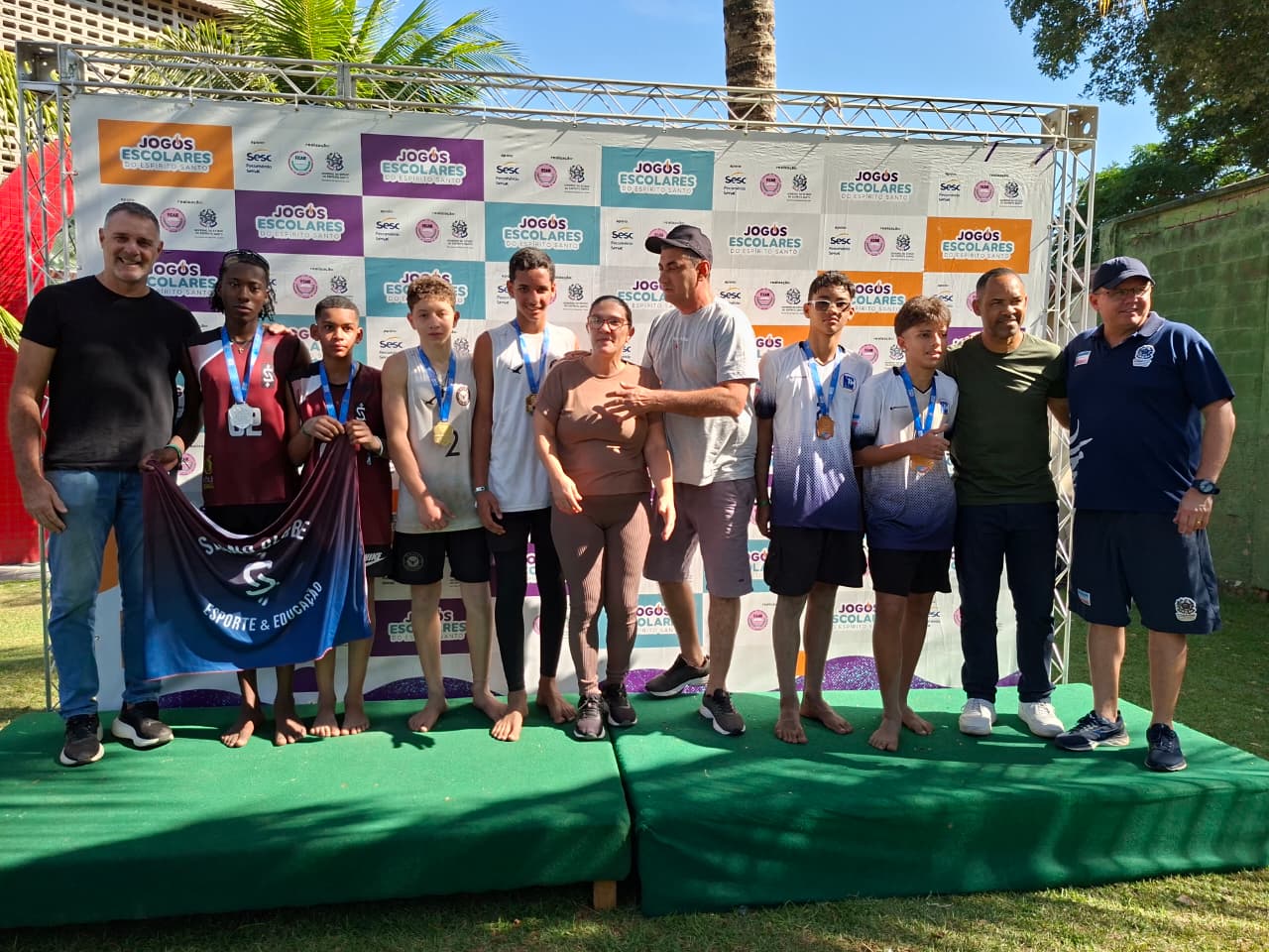 Pódio infantil masculino do vôlei de praia dos Jogos Escolares do Espírito Santo (JEES). Sesc de Guarapri.