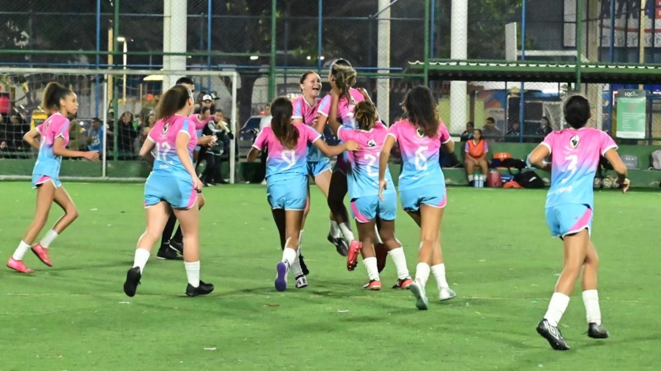 Jogadoras do Estadual 13 comemoram o empate com o Luso Serrano na Copa Vitória das Comunidades