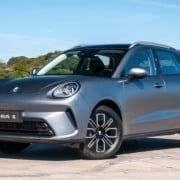 Ora 5 deve chegar com motorização híbrida até o final deste ano. AS versões permitem que o carro rode mais de mil km com um tanque de combustível. Crédito: Divulgação