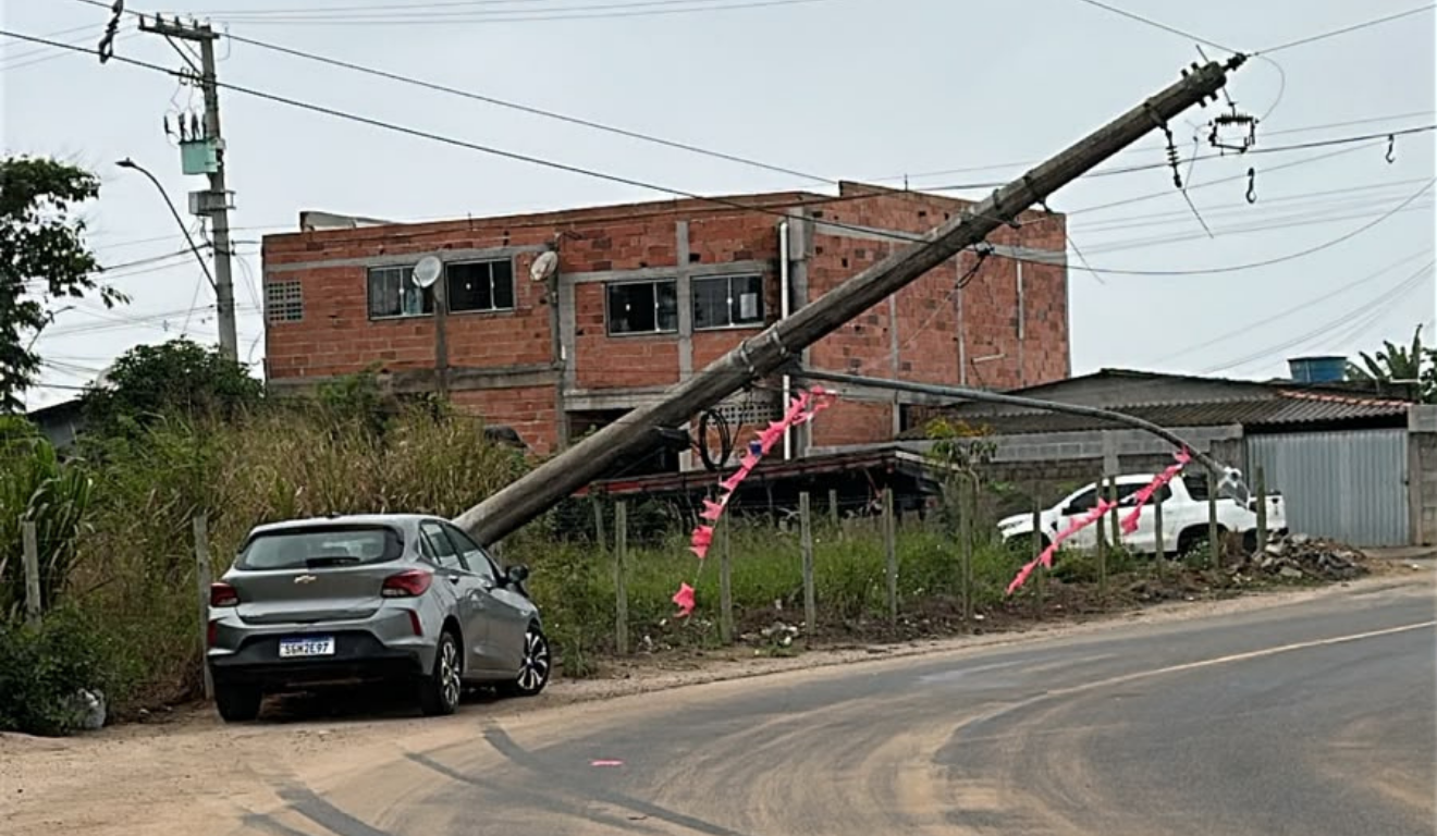 Motorista perde o controle de carro em curva e derruba poste em Sooretama