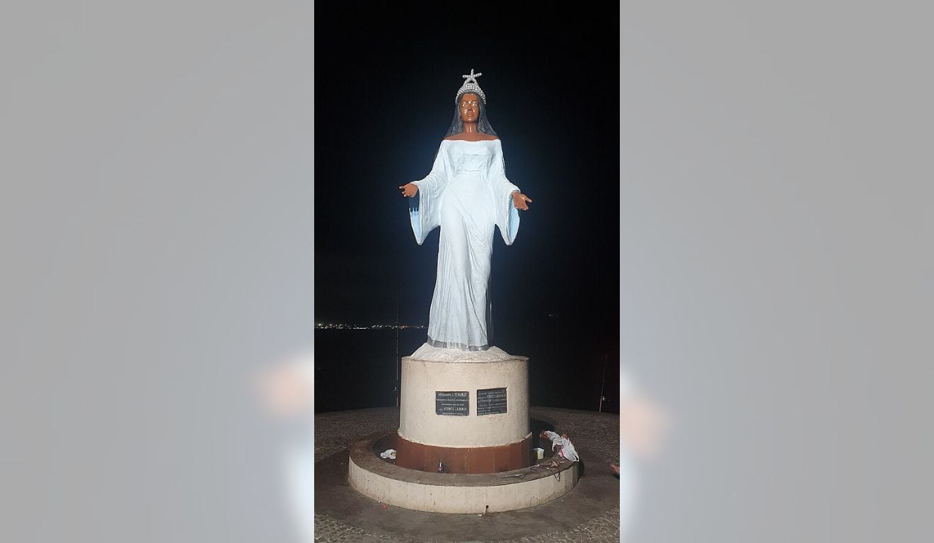 Escultura de Iemanjá, na Praia de Camburi