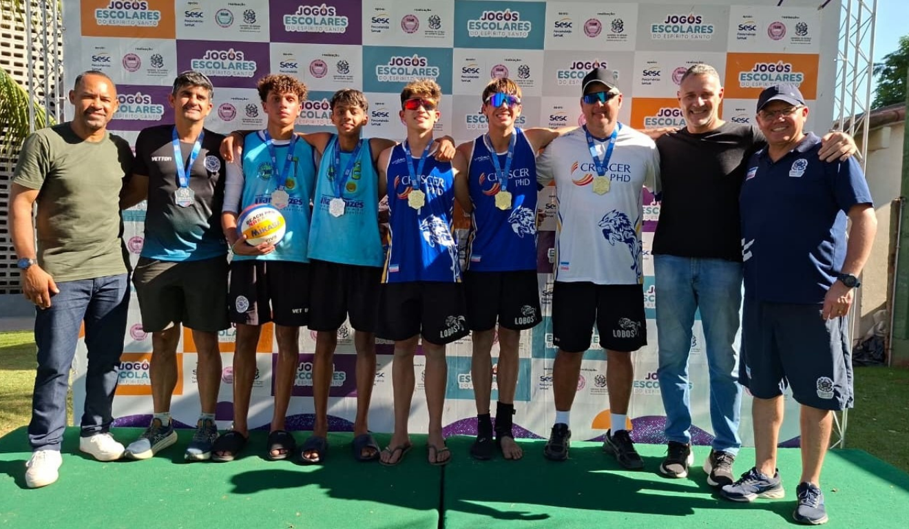 Pódio Masculino capixaba de vôlei de praia no jogos escolares