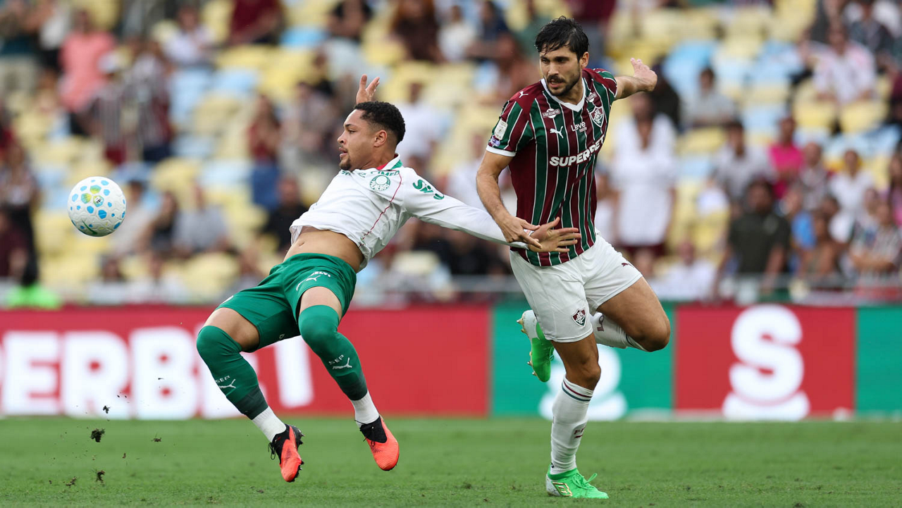 O jogador Vitor Roque, da SE Palmeiras, disputa bola com o jogador do Fluminense FC, durante partida válida pela vigésima terceira rodada, do Campeonato Brasileiro, Série A, no Estádio do Maracanã. (Foto: Cesar Greco/Palmeiras/by Canon)