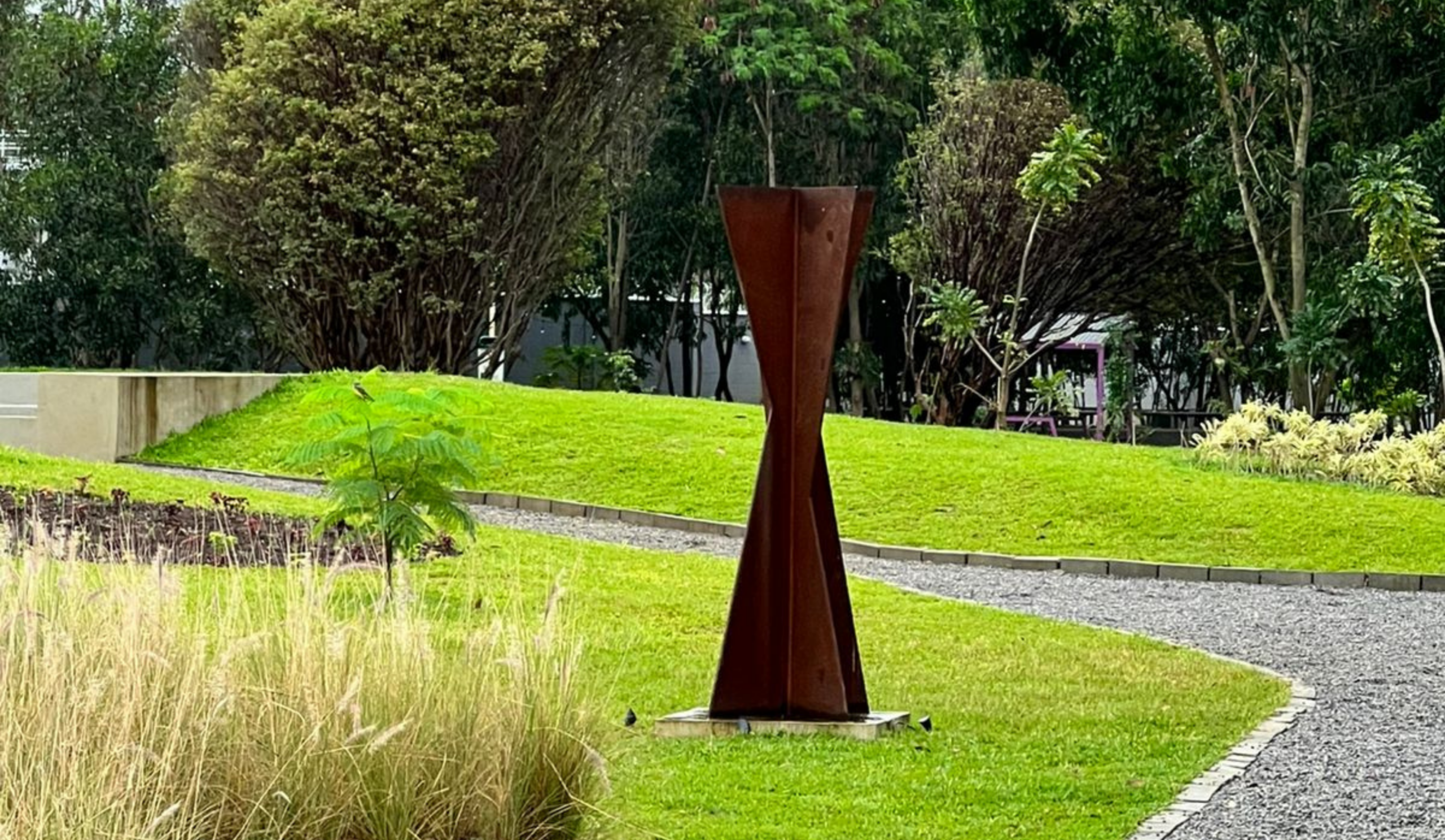 Arte ganha novos espaços no ambiente escolar com obras de José Carlos Vilar - QTU Questões do Universo
