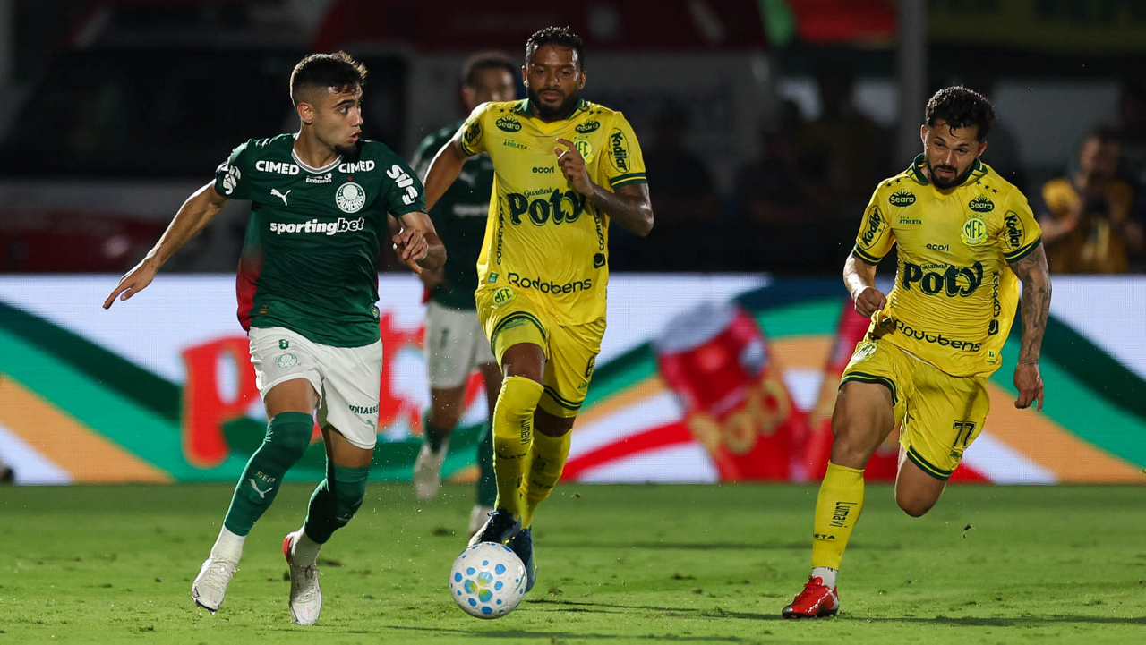 O jogador Andreas Pereira, da SE Palmeiras, disputa bola com o jogador do Mirassol FC, durante partida válida pela vigésima quinta rodada, do Campeonato Brasileiro, Série A, no Estádio José Maria de Campos Maia. (Foto: Cesar Greco/Palmeiras/by Canon)
