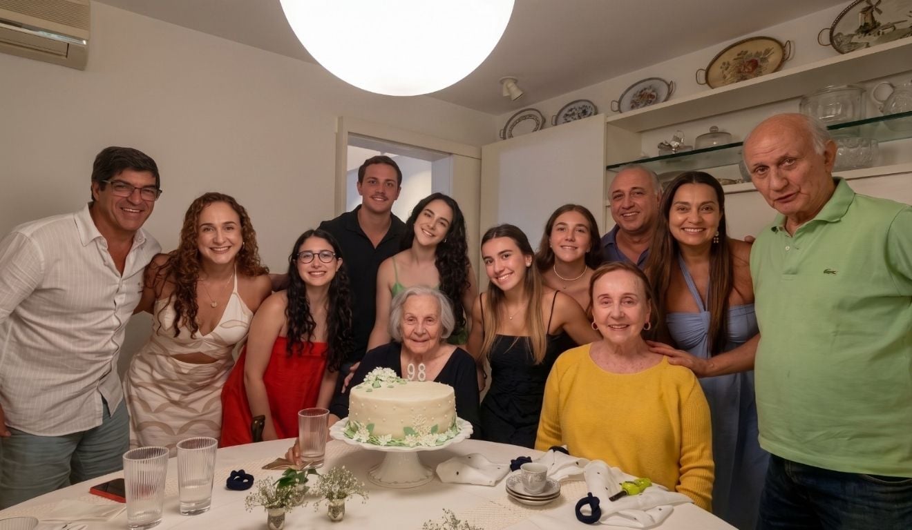 Ex-cerimonalista do governo do ES, Hilda Cabas recebeu príncipes e serviu moqueca capixaba ao Papa - QTU Questões do Universo