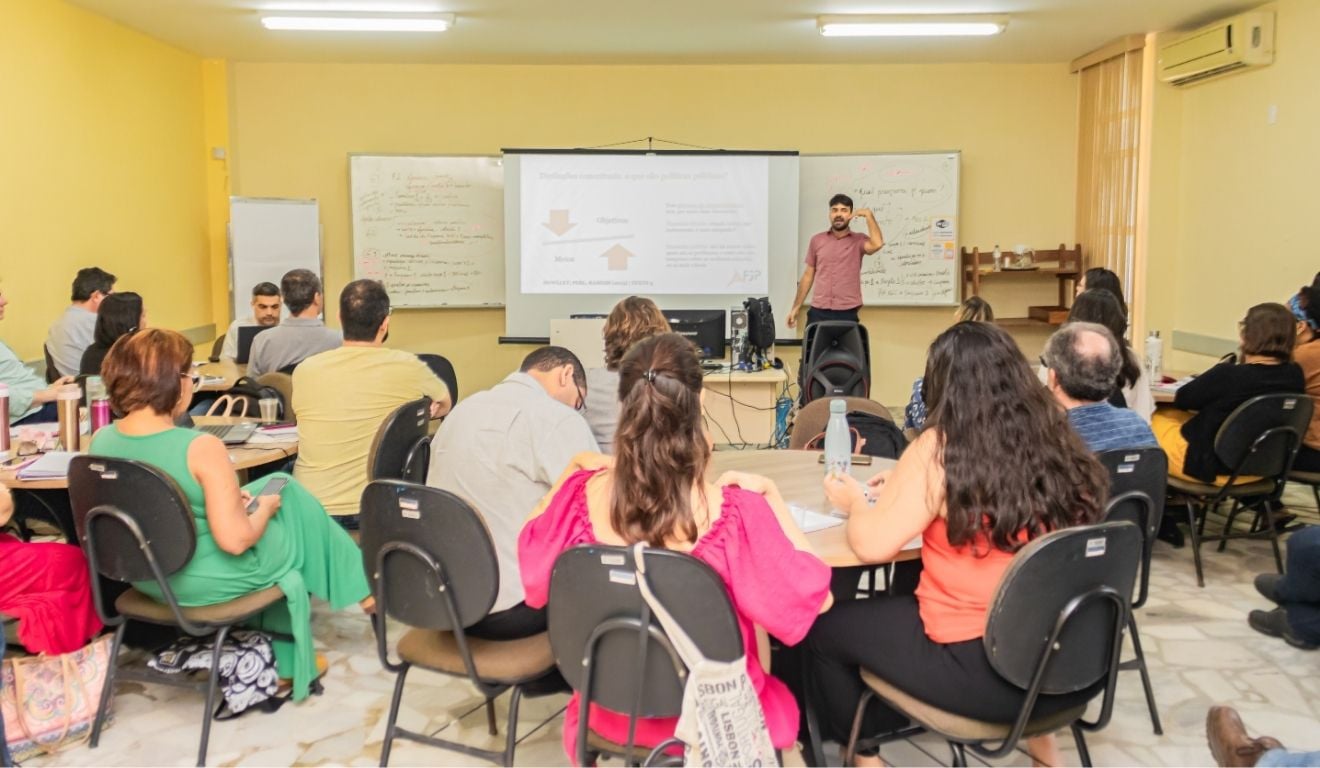 Até R$ 411 por hora: ES abre cadastro para profissionais atuarem em cursos de formação - QTU Questões do Universo