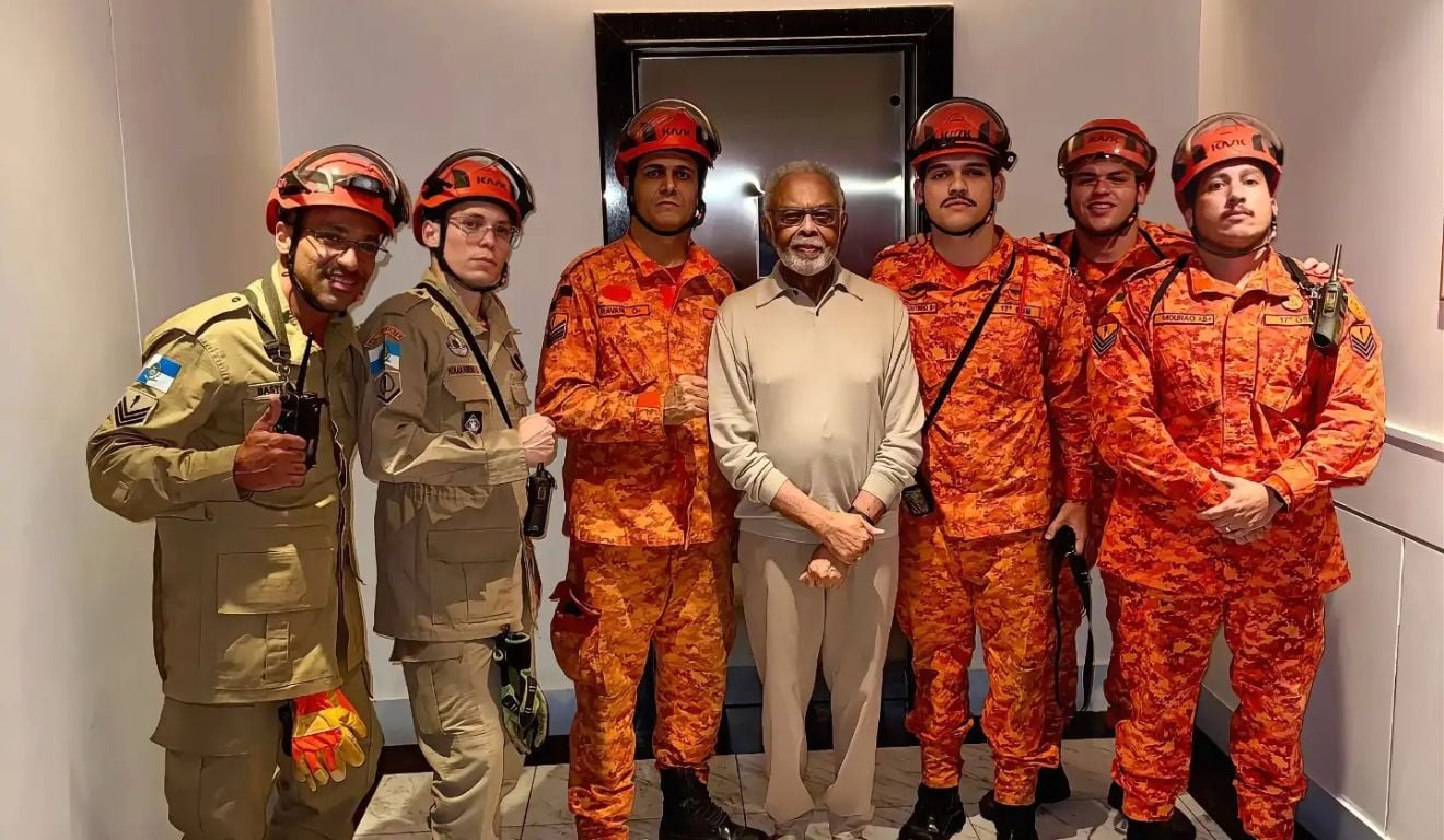 Gilberto Gil passa sufoco em elevador e posa com bombeiros após resgate - QTU Questões do Universo