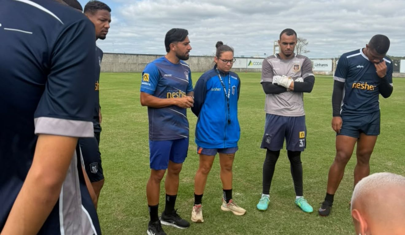 Karen da Silva Loureiro. Primeira mulher a comandar um time profissional masculino no futebol capixaba