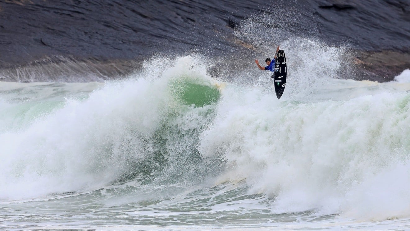 Benito Dagostini e Felipe Lacerda no pódio do Itacoatiara Big Wave 2026, em Niterói (RJ)