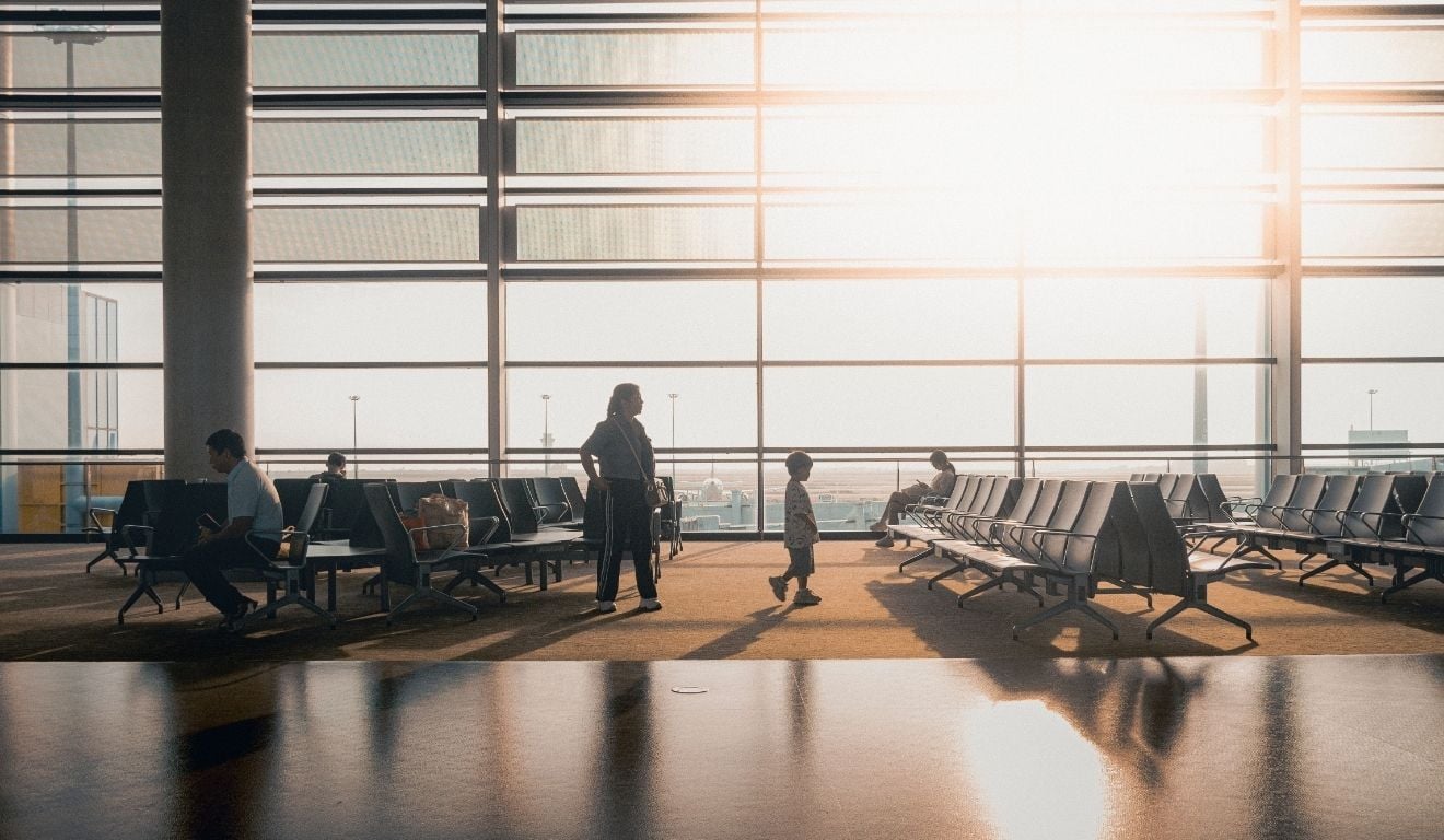 Após 14 horas de espera, passageiro dorme no chão de aeroporto e companhia aérea é condenada - QTU Questões do Universo