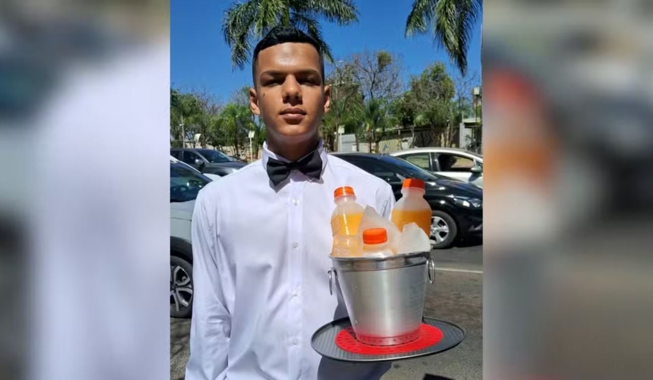 De gravata no semáforo, jovem de 18 anos vende 70 sucos por dia para tirar sonho da família do papel - QTU Questões do Universo