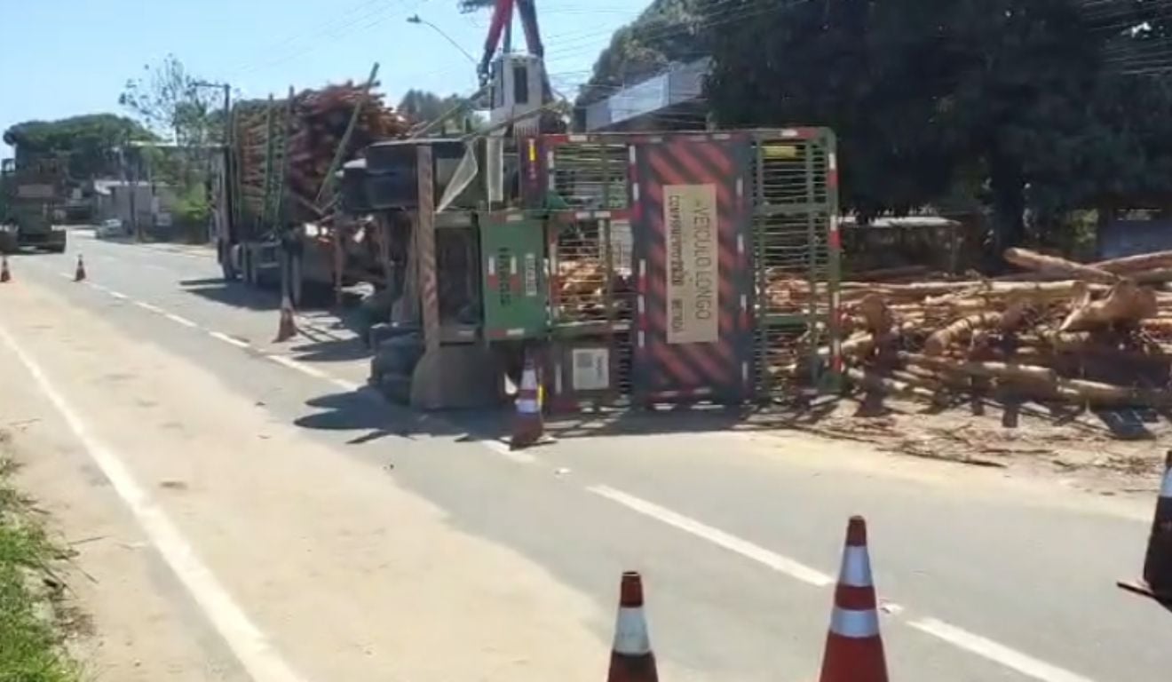 Carreta com eucalipto tomba na BR-101 em Linhares; pista é interditada - QTU Questões do Universo