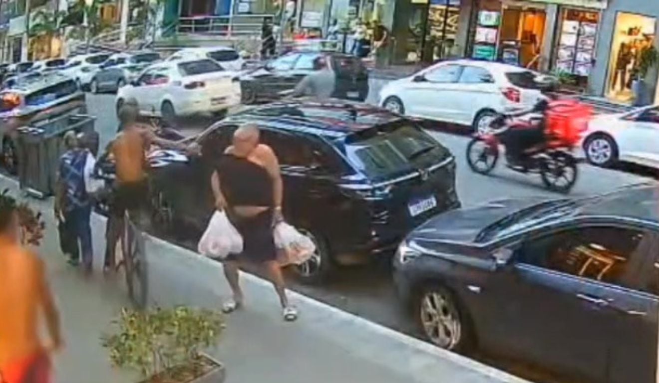 Dupla de bicicleta tenta arrancar cordão de idoso no Centro de Guarapari; veja vídeo