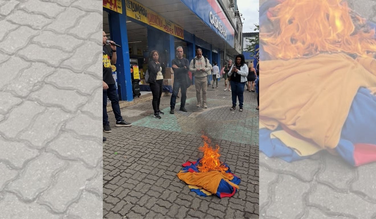 Ex-funcionários da Casas Bahia queimam uniformes em protesto - Foto
