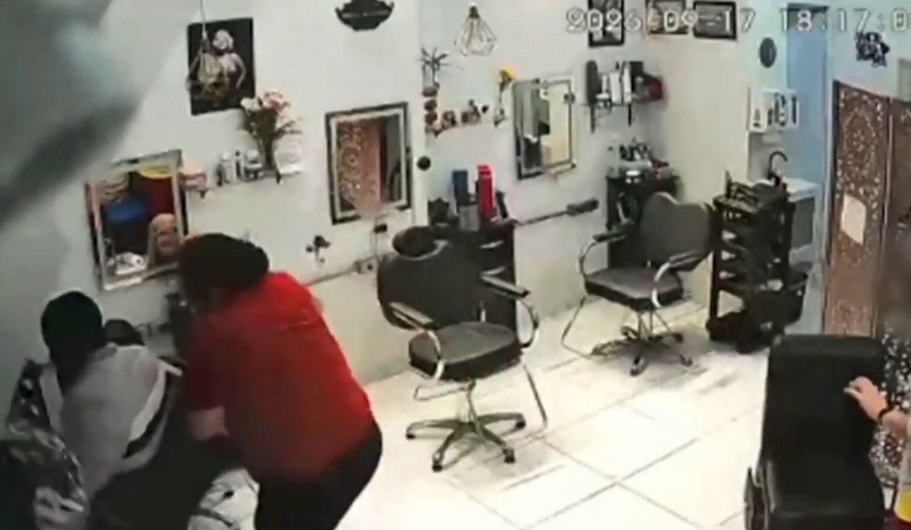 “Muito braba”: manicure reage a assalto, recupera celular e arranca roupa de bandido