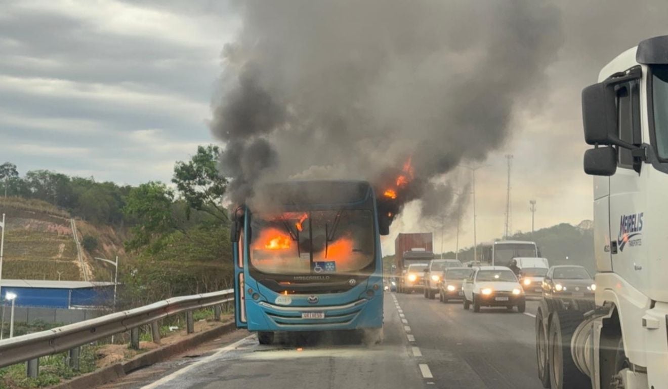 VÍDEO | Ônibus do Transcol pega fogo e interdita Rodovia do Contorno em Cariacica - QTU Questões do Universo
