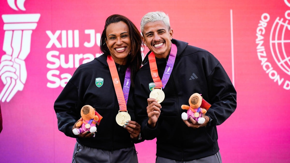 2026.09.23 – Jogos Sul-Americanos Santa Fé 2026 - Remo Costal ou Remo de Praia - Atletas do Time Brasil Kissya Cataldo e Vangelis Pereira comemoram a medalha de ouro na Laguna Setubal - Foto: Rafael Bello/COB.