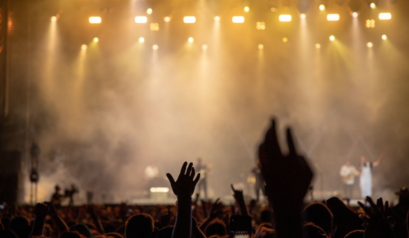 Vai comprar ingresso para show? Novas regras mudam taxas, revenda e meia-entrada - QTU Questões do Universo