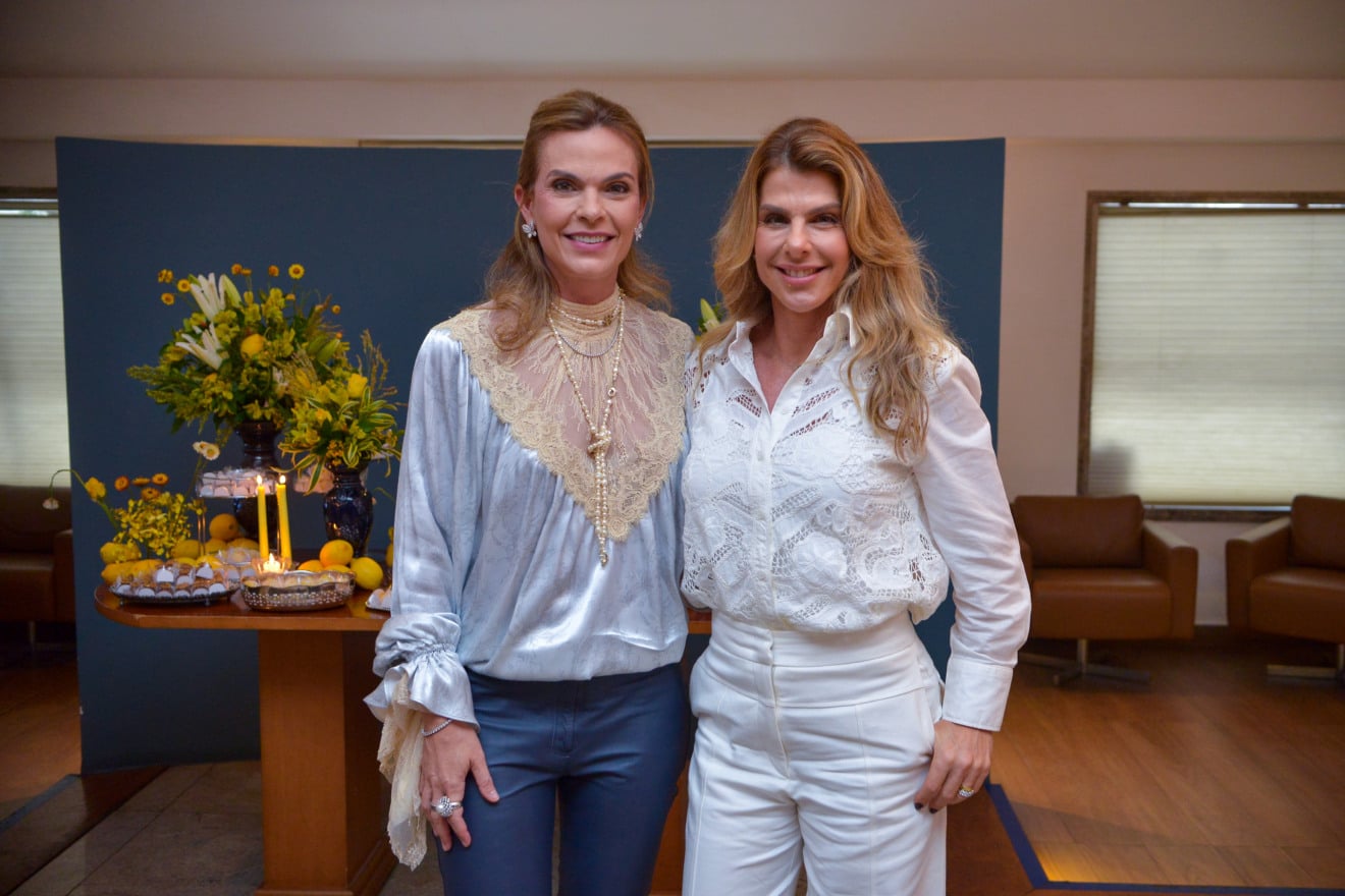 Andrea Pena ganha festa de aniversário de amigas e reúne chiques na Praia do Canto (Fotos: Pepê / Márcia Monteiro)