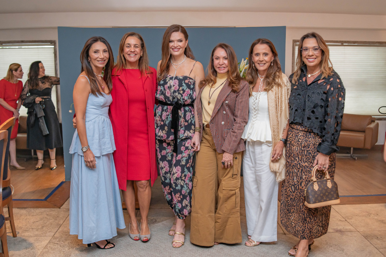 Andrea Pena ganha festa de aniversário de amigas e reúne chiques na Praia do Canto (Fotos: Pepê / Márcia Monteiro)