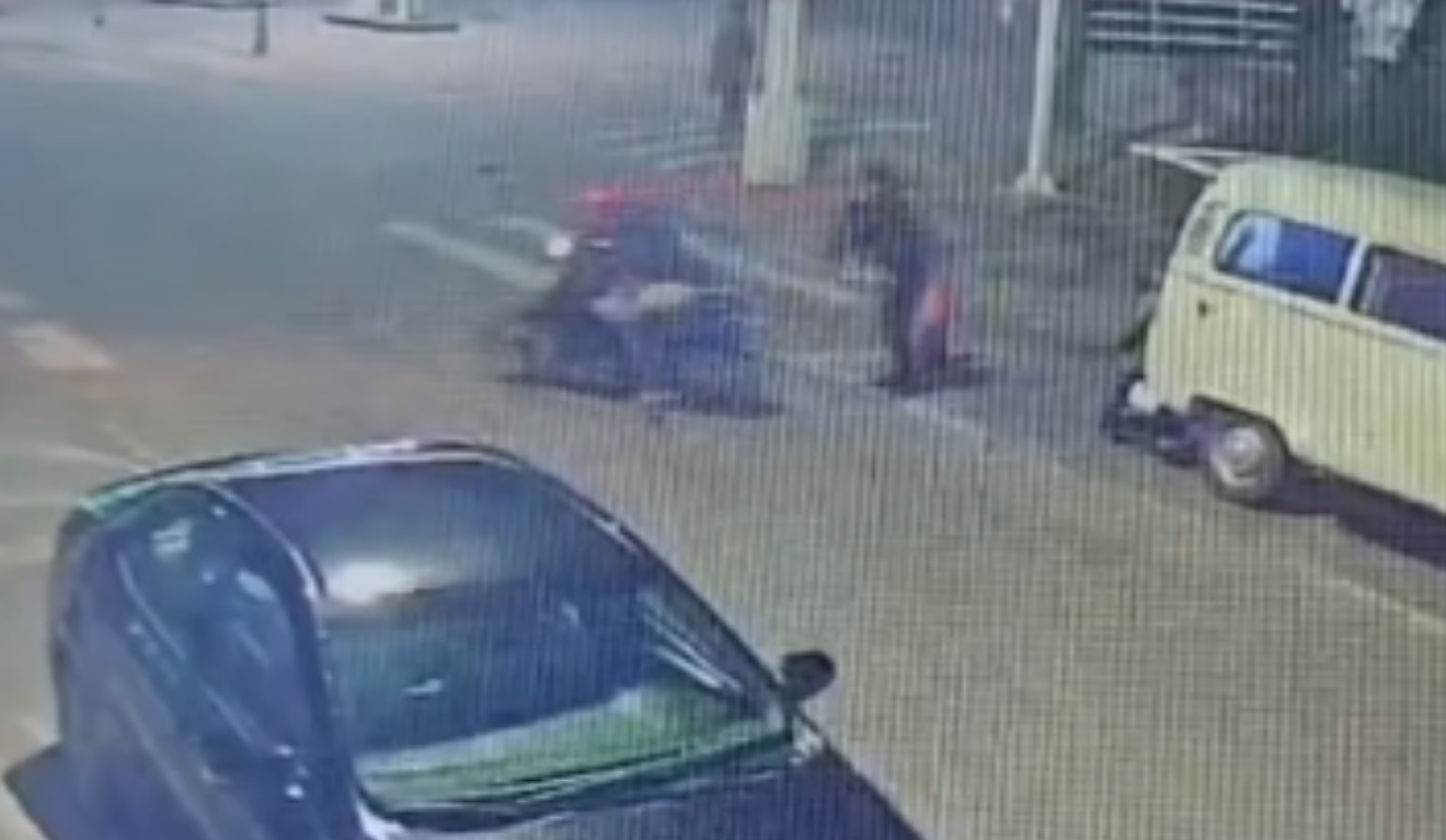 Idoso corre atrás de ladrão com vassoura após mulher ter celular roubado em Santa Maria de Jetibá - Foto