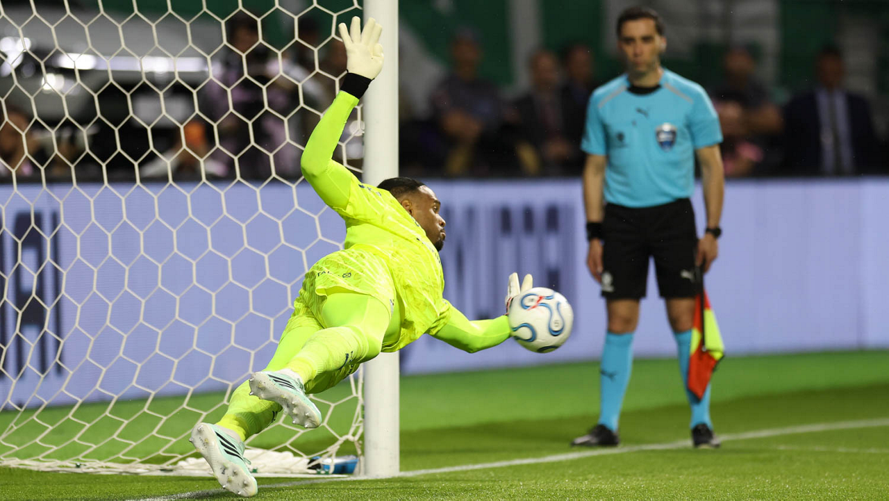 O goleiro Carlos Miguel, da SE Palmeiras, defende pênalti em cobranças após jogo contra a equipe do Fluminense FC, durante partida válida pela semi final, volta, da Conmebol Libertadores, na arena Nubank Parque. (Foto: Cesar Greco/Palmeiras/by Canon)