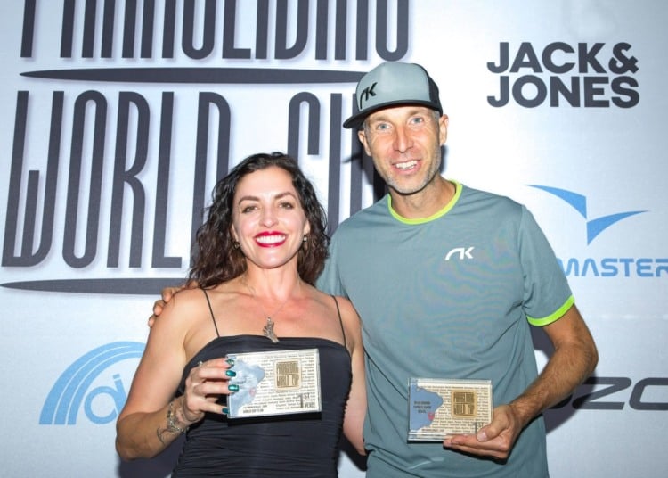 A pilota norte-americana Violeta Jimenez e o suíço Andy Aebi, campeões da 4ª etapa da Copa do Mundo de Parapente em Baixo Guandu. Foto Croma Produtora