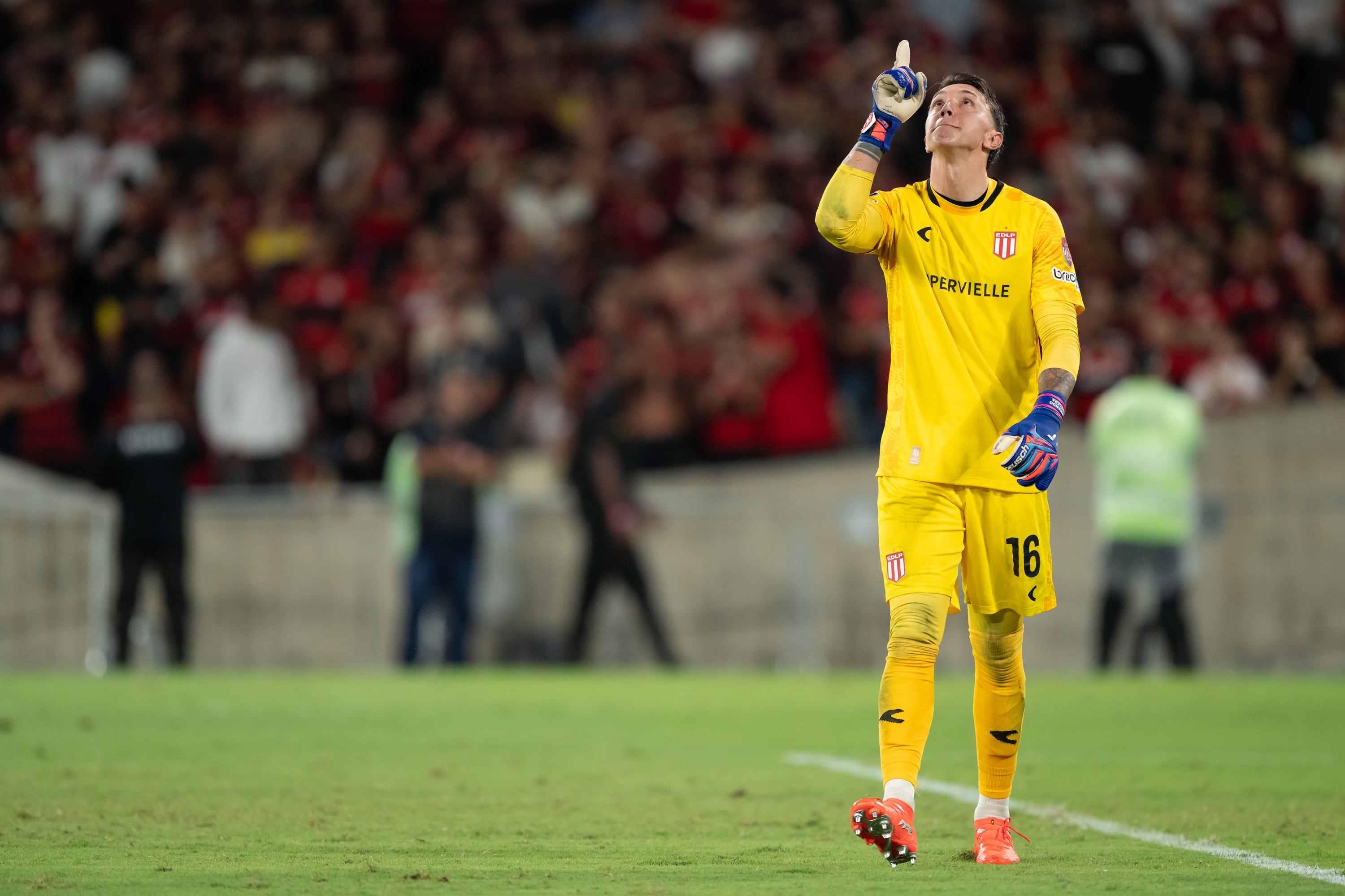Quem é o goleiro Muslera, vilão da eliminação do Flamengo na Libertadores?