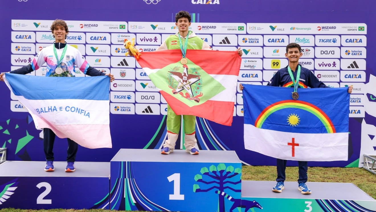 2026.10.20 - Jogos da Juventude CAIXA Foz do Iguaçu - Pista de atletismo Costa Cavalcanti - Atletismo - Premiação - 5000 marcha atletica masculino - Na foto, medalha de ouro Matheus dos Santos (SC), medalha de prata, Cristian do Nascimento (ES) e medalha de bronze, Italo Valenca (PE) - Foto: William Lucas/COB. IG: william_lucas.img