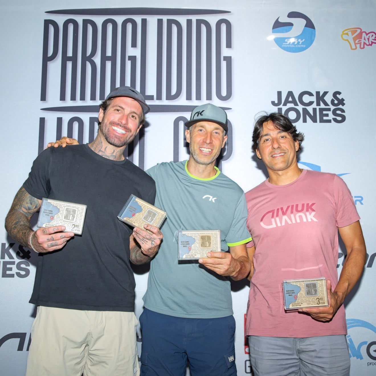 Andy Aebi, campeão da 4ª etapa da Copa do Mundo de Parapente na Rampa do Monjolo, entre Claudio Matos e Erico Oliveira: classificados para a final na Suíça. Foto Croma Produtora