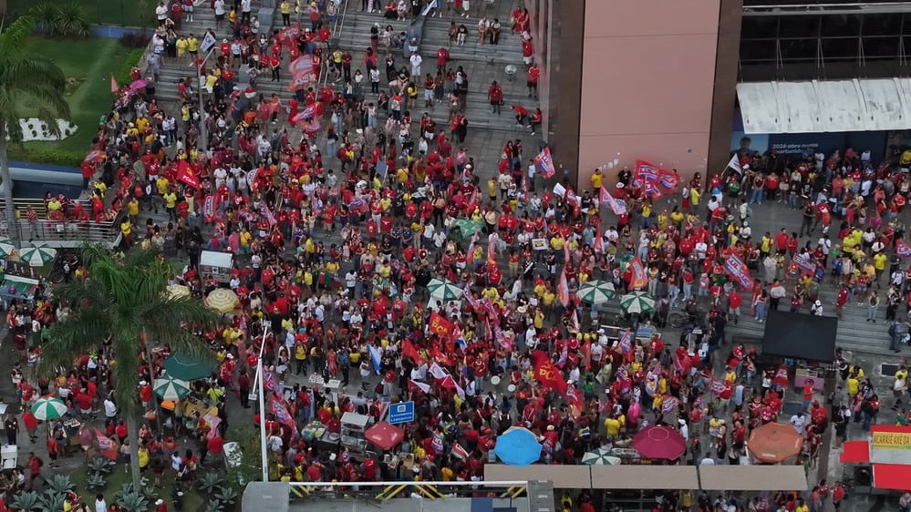 Apoiadores de Lula participam de manifestação em frente à Assembleia Legislativa, em Vitória, neste domingo (18). Foto: Thiago Soares/Folha Vitória