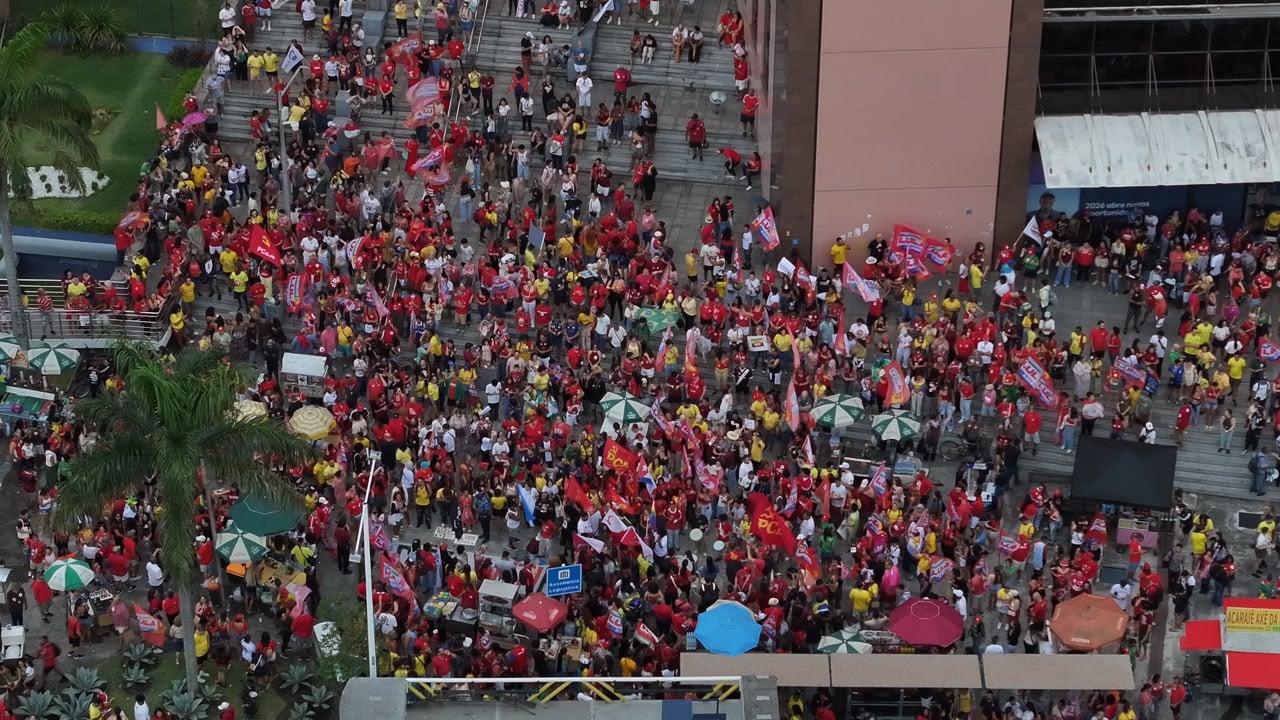 Ato pró-Lula reúne apoiadores em frente à Assembleia