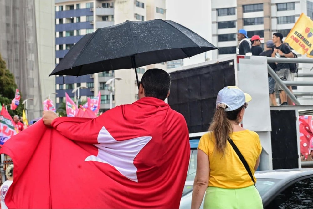 Apoiadores de Lula participam de manifestação em frente à Assembleia Legislativa, em Vitória, neste domingo (18). Foto: Thiago Soares/Folha Vitória