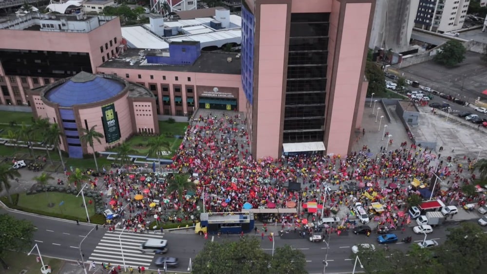 Apoiadores de Lula participam de manifestação em frente à Assembleia Legislativa, em Vitória, neste domingo (18). Foto: Thiago Soares/Folha Vitória
