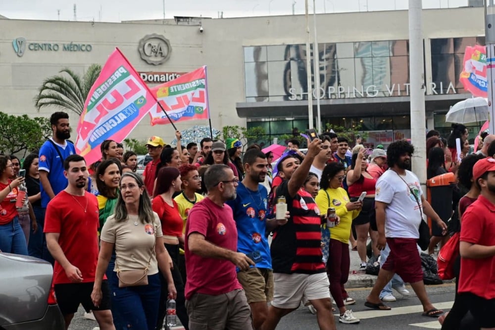 Apoiadores de Lula participam de manifestação em frente à Assembleia Legislativa, em Vitória, neste domingo (18). Foto: Thiago Soares/Folha Vitória