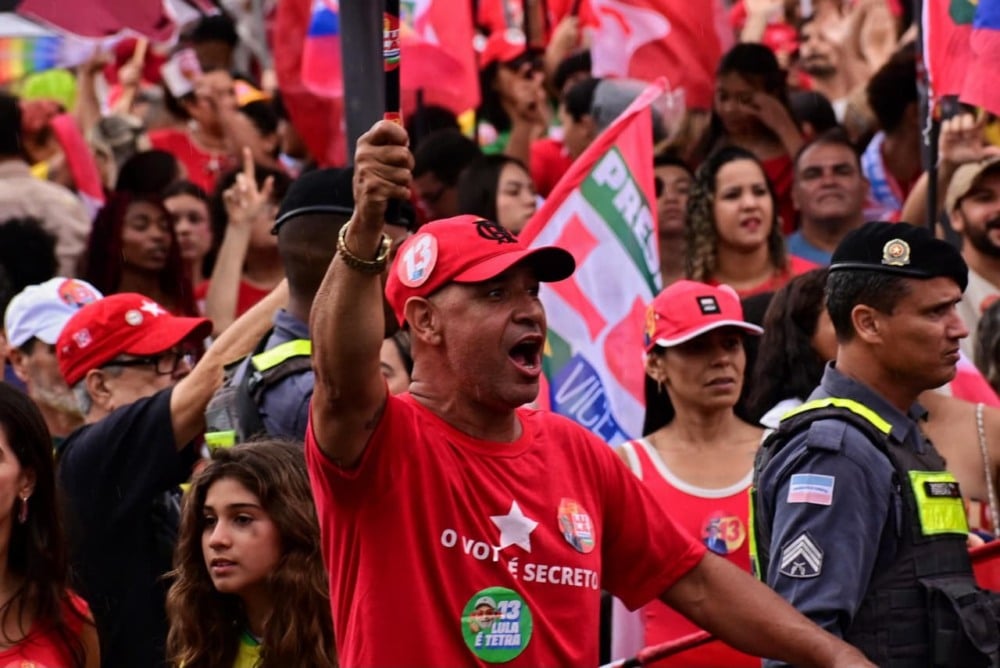 Apoiadores de Lula participam de manifestação em frente à Assembleia Legislativa, em Vitória, neste domingo (18). Foto: Thiago Soares/Folha Vitória
