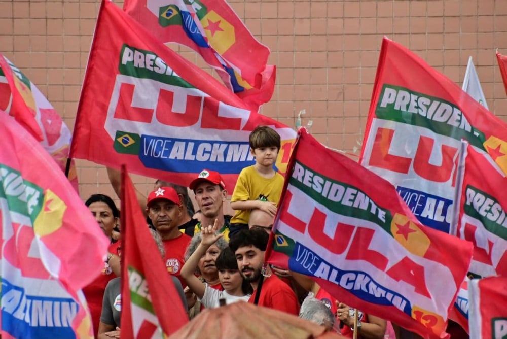 Apoiadores de Lula participam de manifestação em frente à Assembleia Legislativa, em Vitória, neste domingo (18). Foto: Thiago Soares/Folha Vitória