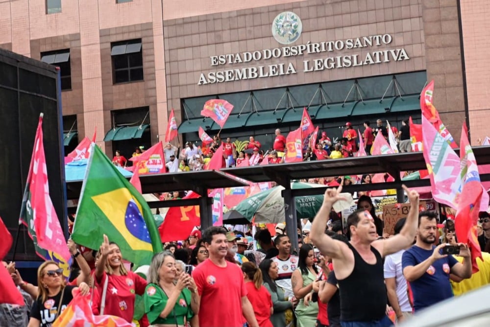 Apoiadores de Lula participam de manifestação em frente à Assembleia Legislativa, em Vitória, neste domingo (18). Foto: Thiago Soares/Folha Vitória
