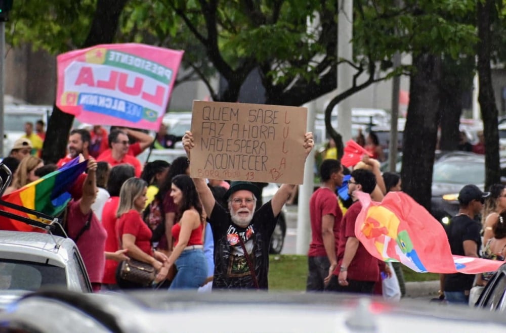 Apoiadores de Lula participam de manifestação em frente à Assembleia Legislativa, em Vitória, neste domingo (18). Foto: Thiago Soares/Folha Vitória