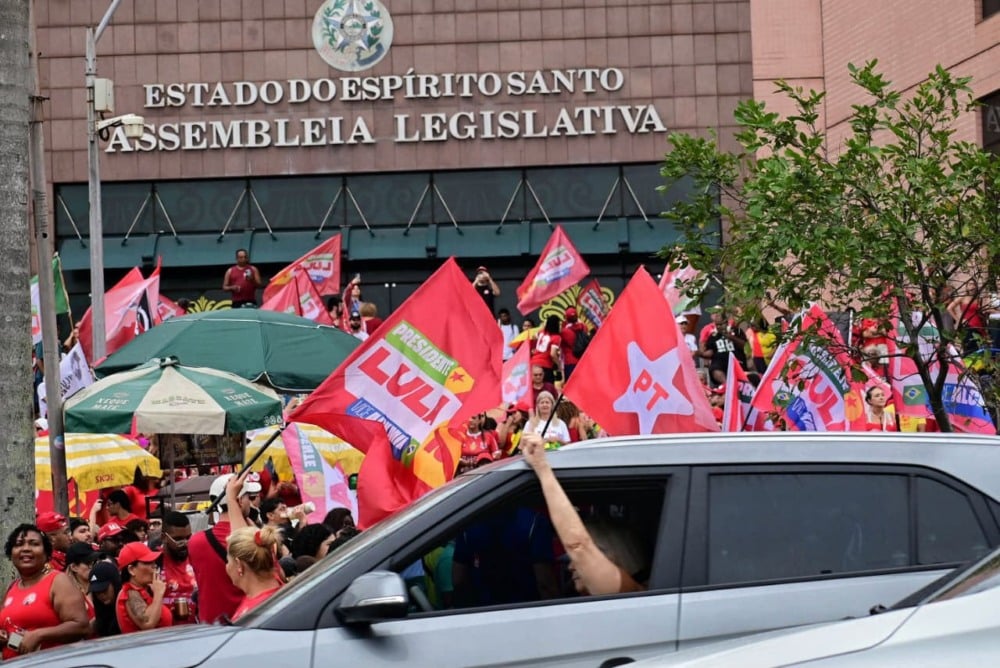 Apoiadores de Lula participam de manifestação em frente à Assembleia Legislativa, em Vitória, neste domingo (18). Foto: Thiago Soares/Folha Vitória