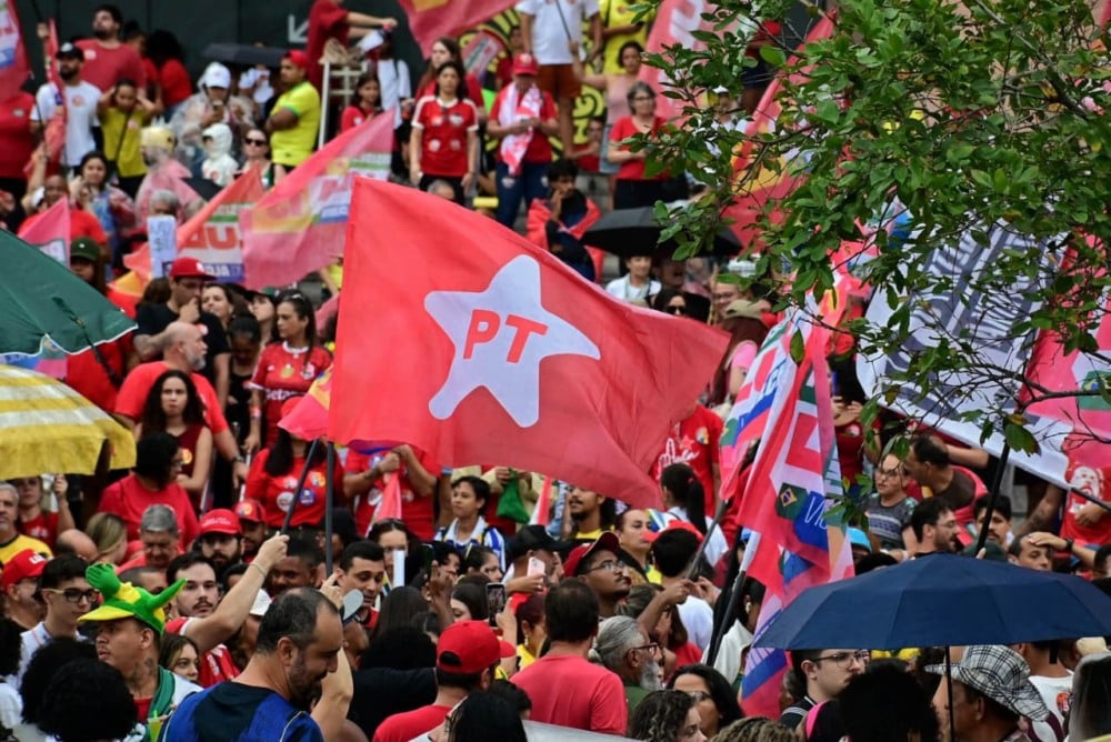 Apoiadores de Lula participam de manifestação em frente à Assembleia Legislativa, em Vitória, neste domingo (18). Foto: Thiago Soares/Folha Vitória