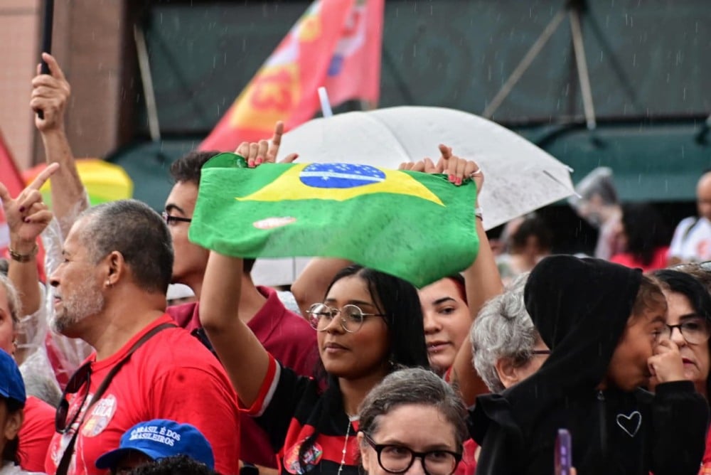 Apoiadores de Lula participam de manifestação em frente à Assembleia Legislativa, em Vitória, neste domingo (18). Foto: Thiago Soares/Folha Vitória