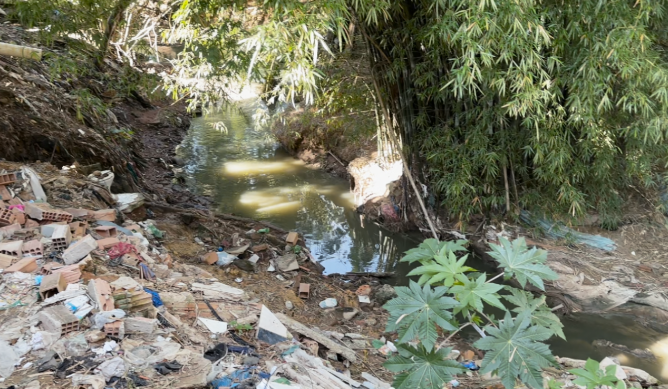 Bebê é encontrado em meio a entulho às margens de córrego