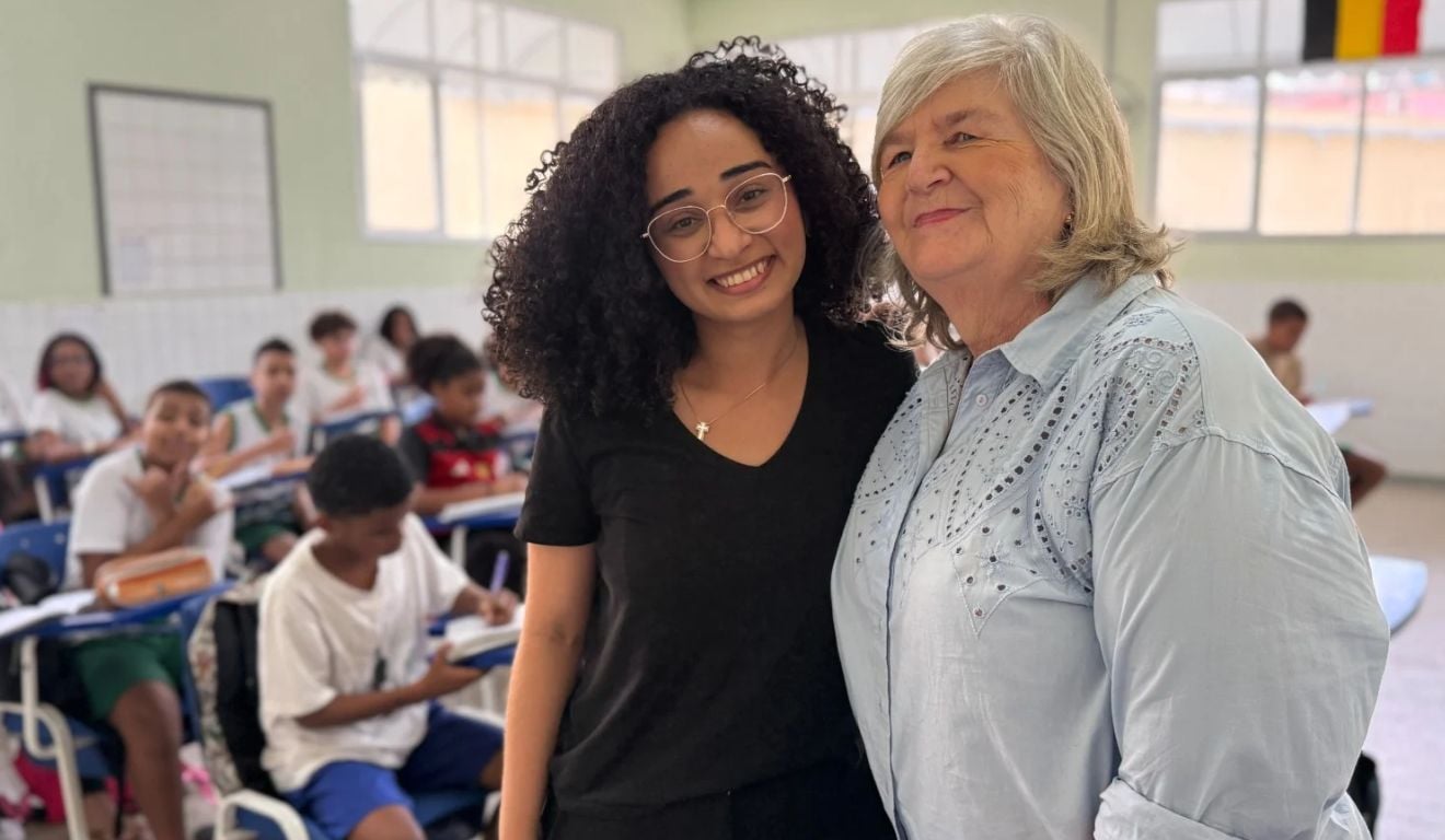 De aluna a colega: professora reencontra quem a inspirou em escola de Cariacica